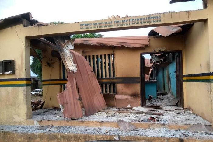 Hoodlums set fire to Bende police station, free detainees. [Punch]