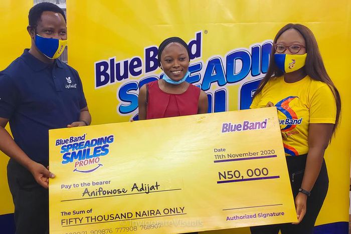 Beneficiary flanked by Olufemi Osobe , Head of Sales and Titilope Reju, Brand Manager, Blue Band Nigeria