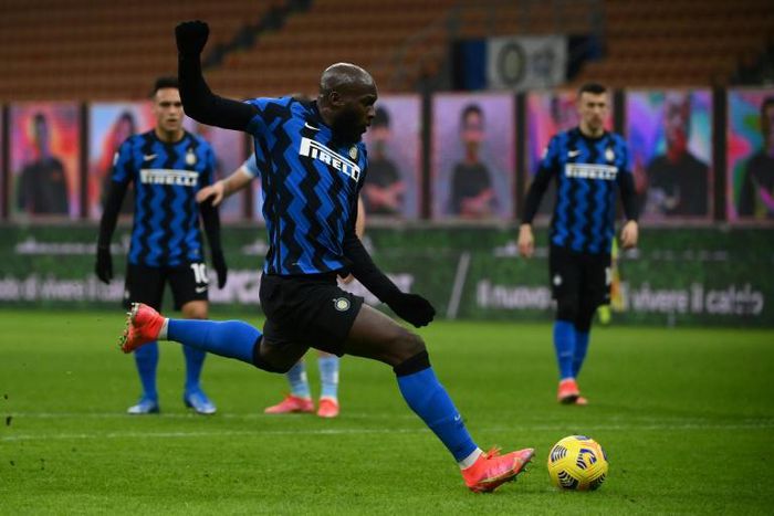 Romelu Lukaku moved onto 300 career goals with a brace as Inter Milan beat Lazio to go top of Serie A