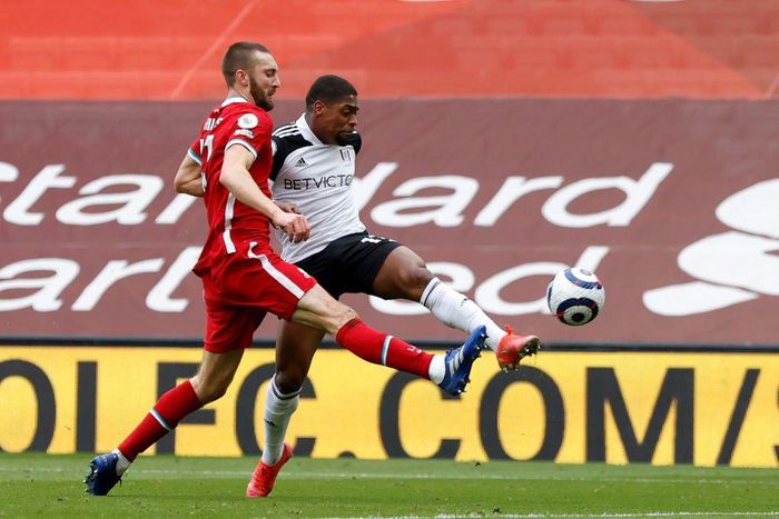 Fulham's Ivan Cavaleiro (R) scored a double as they thrashed Huddersfield 5-1 in the Championship to signal they will be top contenders to make an immediate return to the Premier League