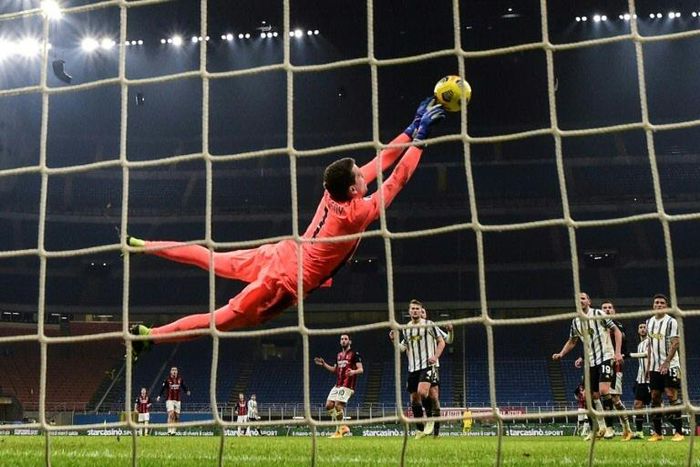Wojciech Szczesny deflects a shot as Juventus ended AC Milan's unbeaten run stretching back to March.