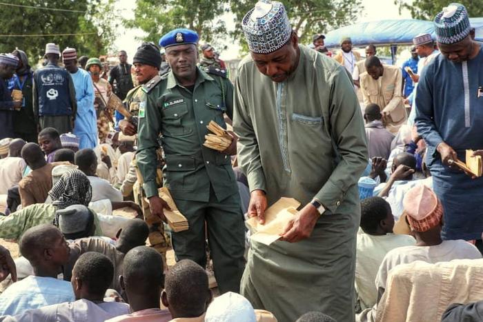 Borno state Governor, Babagana Umara Zulum visits the IDPs Camp to distribute relief materials. [Twitter/@ProfZulum]
