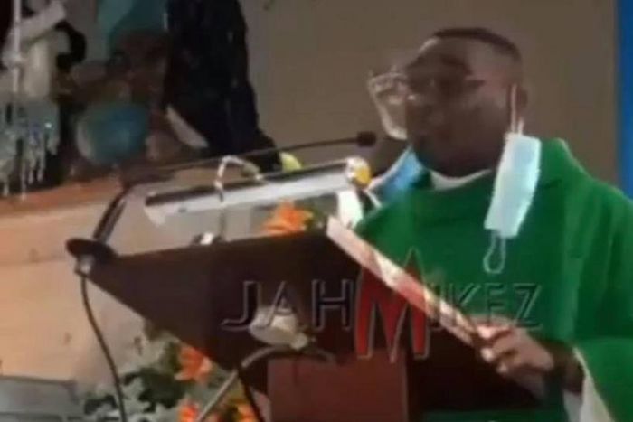 Angry pastor takes off facemask to blasts members over small offertory