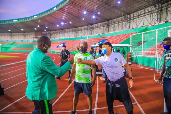 Sunday Dare and Gernot Rohr (Twitter/Sunday Dare)