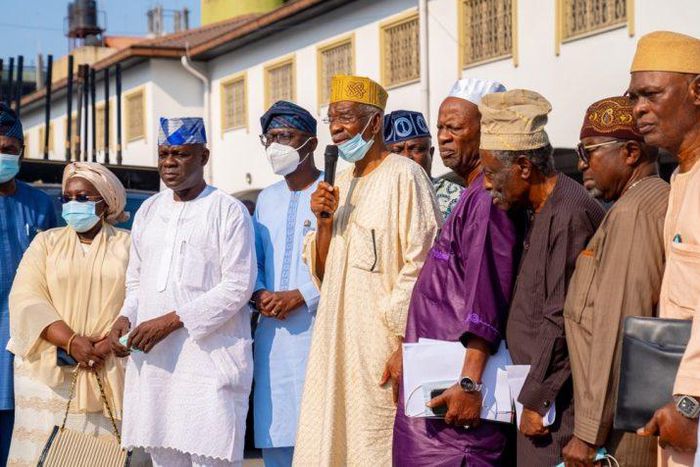 L-R: Lagos State Deputy Governor, Dr Obafemi Hamzat; his predecessor, Dr (Mrs) Oluranti Adebule; APC Lagos Caretaker Chairman, Alhaji Tunde Balogun; Governor Babajide Sanwo-Olu of Lagos State; Prince Tajudeen Olusi; Prince Rabiu Adio Oluwa; Otunba Busu...