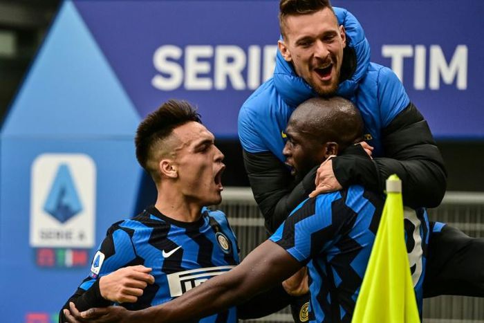 Inter Milan's Romelu Lukaku (R) and Lautaro Martinez (L) both scored in a derby win over AC Milan
