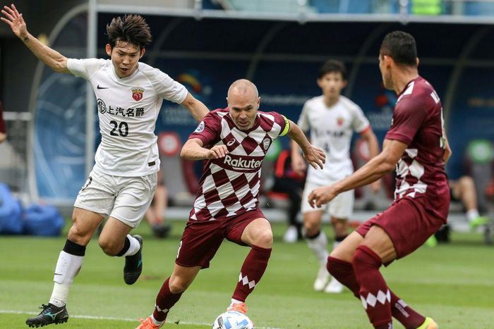 Kobe's midfielder Andres Iniesta (C) says he wants to achieve 'big goals' with Kobe