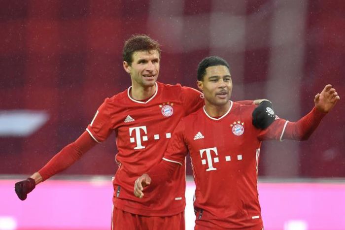 Thomas Mueller (L) and Serge Gnabry (R) returned to Bayern Munich training on Thursday