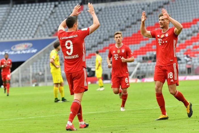 Robert Lewandowski (3rd L) celebrates scoring for Bayern Munich against Cologne on Saturday