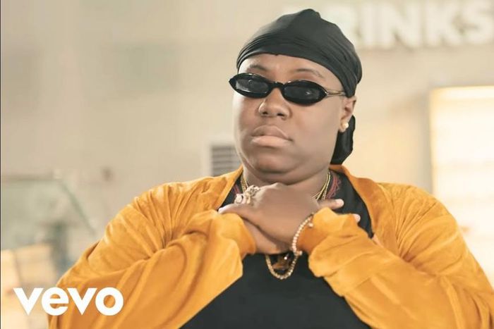 Teni in her video for 'Case.' (Dr. Dolor)