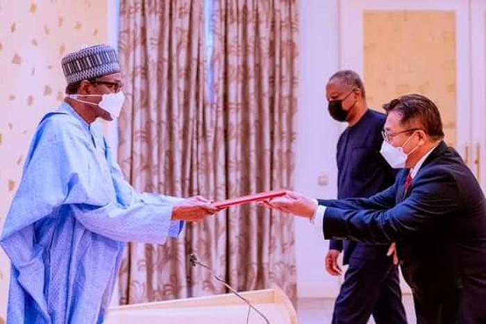 President Muhammadu Buhari handling over a document to Chinese ambassador to Nigeria, Cui Jianchun. [techeconomy]