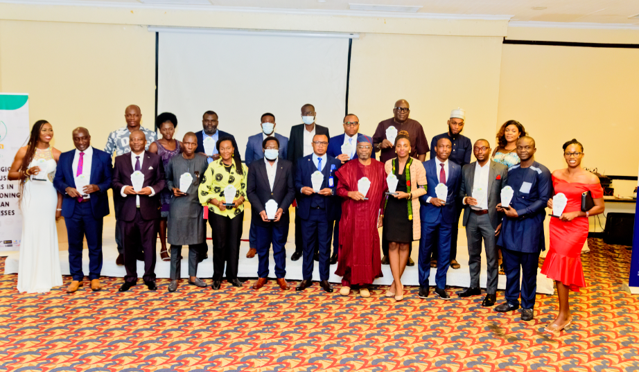 Groups photo of all award recipients