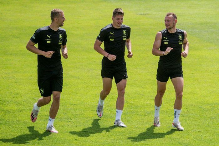 West Ham team-mates Tomas Soucek (L) and Vladimir Coufal (R) take part in a Czech training session