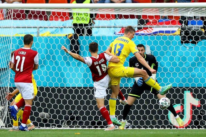 Christoph Baumgartner (C) scored the goal that put Austria into the last 16 at Euro 2020