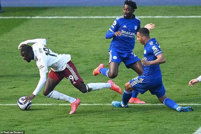 Wilfred Ndidi and Nicolas Pepe (Reuters)