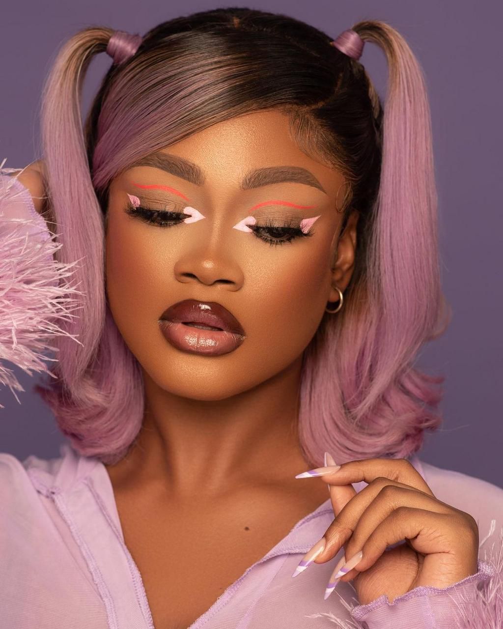 Winged eyeliners are also trendy. [instagram/dianeeneje]