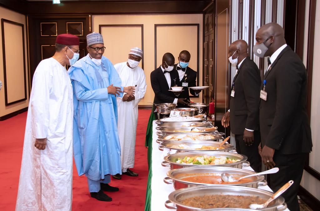 President Muhammadu Buhari breaks his Ramadan fast with Niger President,  Mohamed Bazoum. [Presidency]