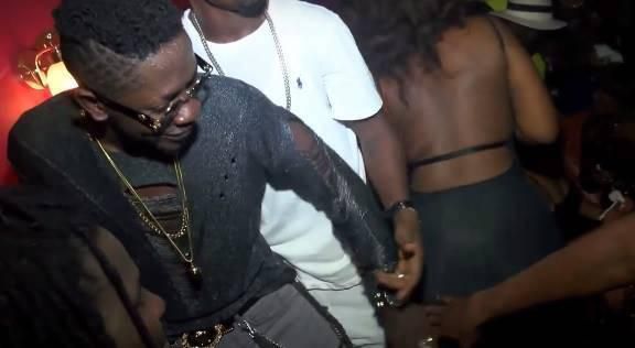 Shatta Wale gropes lady's butts at Vienna City night club in Kumasi over the weekend.