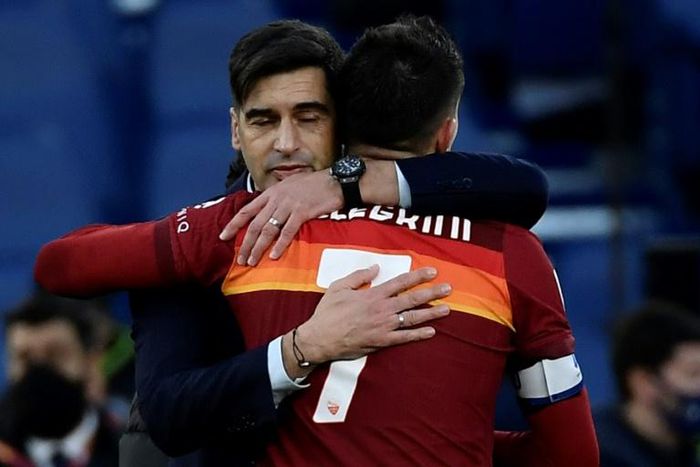 Under-pressure Roma coach Fonseca (L) congratulates Pellegrini after his last-gasp winner against Spezia