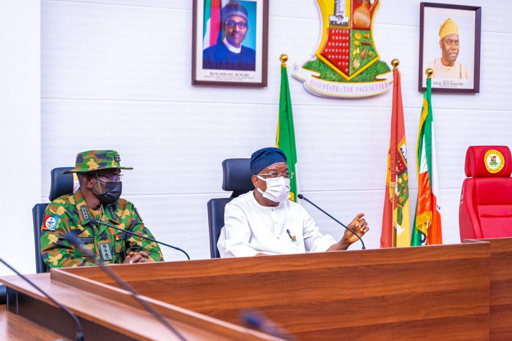 Oyo state Deputy Governor, Alhaji Rauf Olaniyan receives the Chief of Defence Staff, Gen. Lucky Irabor, and other top military personnel to the state. [Twitter/@raufolaniyan]