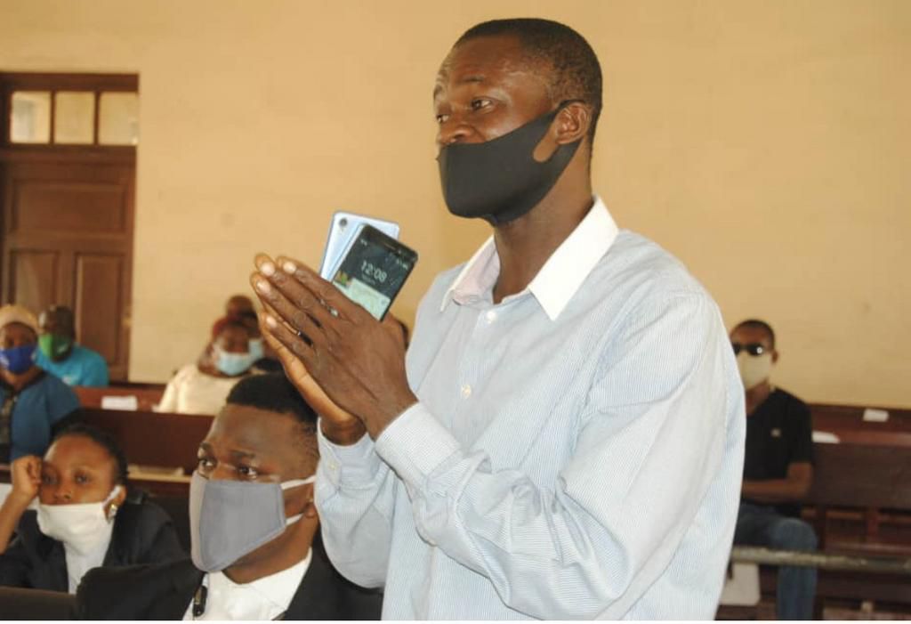 Mufti-wearing police officer lies prostrate to beg judges as contempt of court catches him