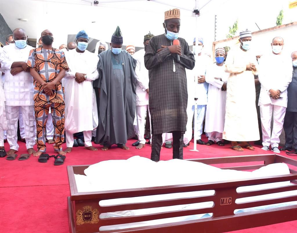 Lying-in-State of Late Alhaji Lateef Jakande during the Pre-burial Prayers at his residence in Ilupeju, Lagos on Friday 12, 2021. [Twitter/@Mr_JAGs]