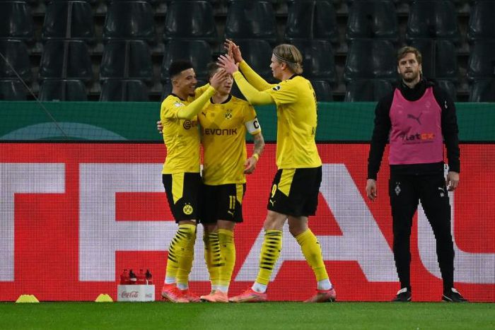 Jadon Sancho (L) celebrates his winning goal for Borussia Dortmund in Tuesday's German Cup quarter-final at Moenchengladbach