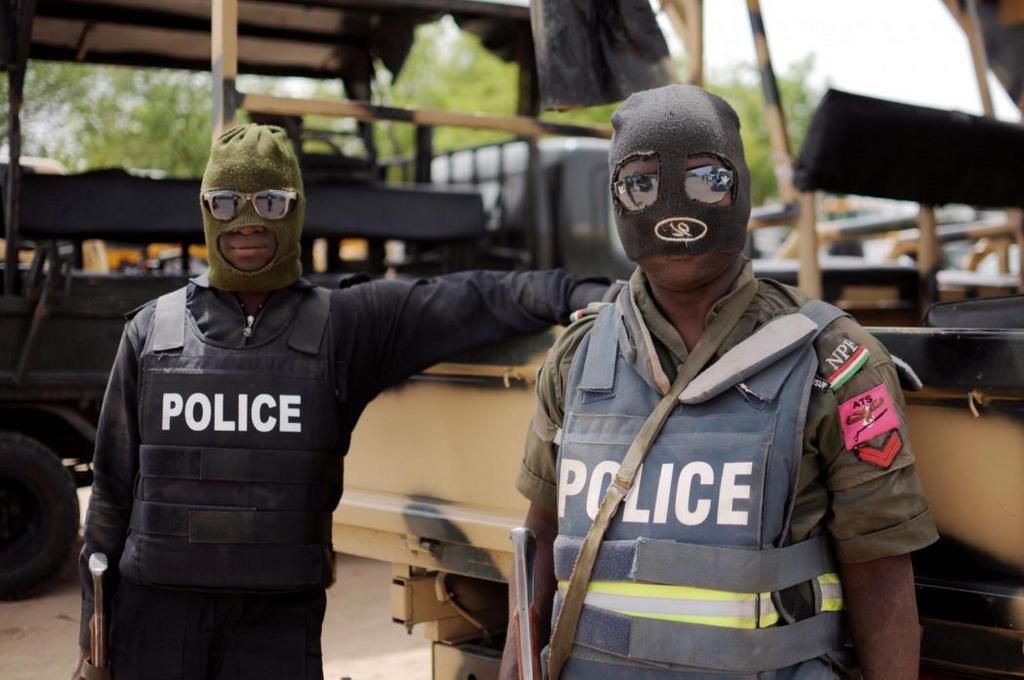 Fake police officer detained while attempting to secure bail for 2 fraudsters