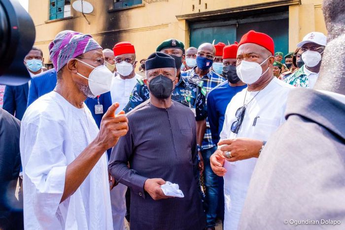 L-R: Minister of Interior Ogbeni Rauf Aregbesola, Vice President Yemi Osinbajo and Imo State Governor Hope Uzodinma visit the police facility attacked by gunmen on Monday, April 5, 2021 (Interior Ministry)