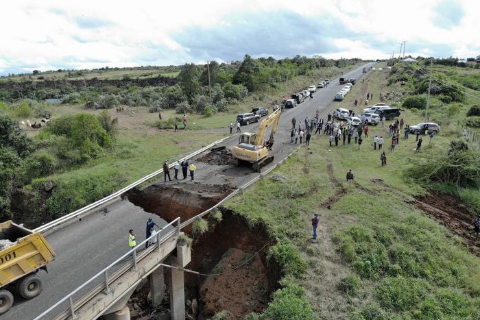 A collapsing bridge and onlookers in Kenya