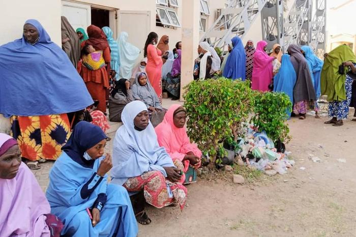 Some women hanging outside the 1000 seater Lecture Theatre at the Kaduna State University venue of the ongoing disbursement of N20,000 grant to women by Federal Government in Kaduna State. [NAN]