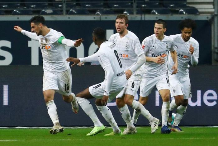 Moenchengladbach captain Lars Stindl (L) celebrates his 95th-minute equaliser to seal a 3-3 draw at Eintracht Frankfurt
