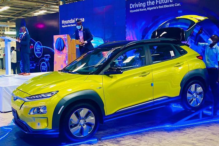 Lagos state Governor, Babajide Sanwo-Olu unveils Nigeria´s first locally-assembled full electric car. [Twitter/@Mr_JAGss]