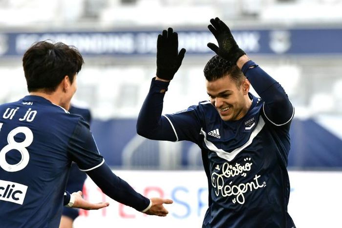Bordeaux's South Korea forward Hwang Ui-Jo (L) celebrates his goal with French forward Hatem Ben Arfa