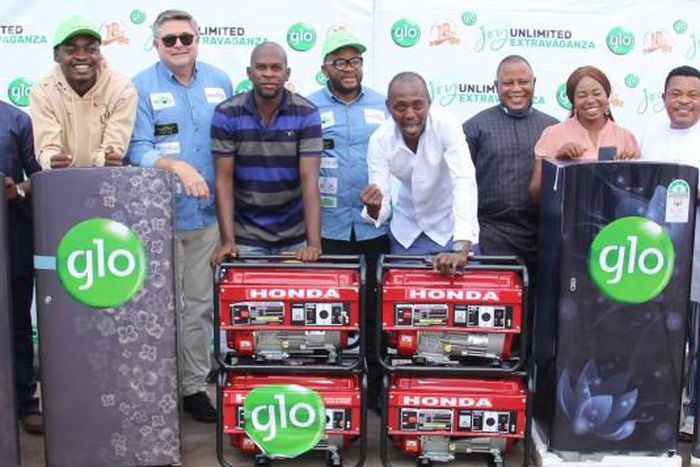 Globacom’s Regional Sales Manager, Enugu, Mike Ehumadu (6th right); Director of Marketing Communications, Andre Beyers (4th left), Assistant Director and Zonal Coordinator of National Lottery Regulatory Commission, Oliver Madukwe (4th right); Chairman ...
