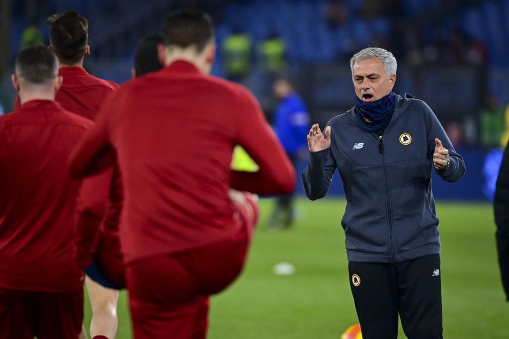 Jose Mourinho motivates his players just before the game. (Credit: AS Roma/Twitter)