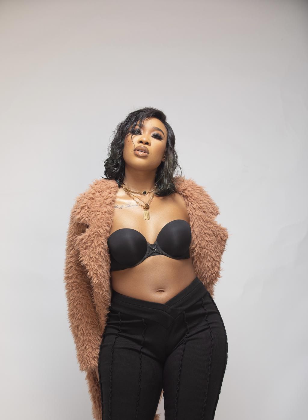 On New Single ‘Far’, Pearl Cardy is Unapologetically Head Over Heels .