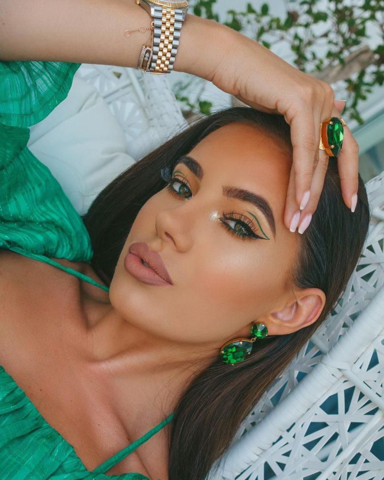 The open ended eyeliner is simple and chic [laurabadara/instagram]