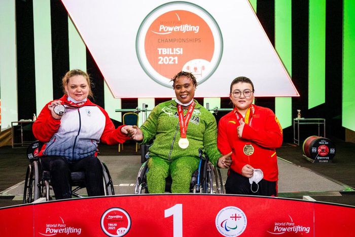 Bose Omolayo (middle) flanked by Vera Moratova (left) and China's Miaoyu Han (right).