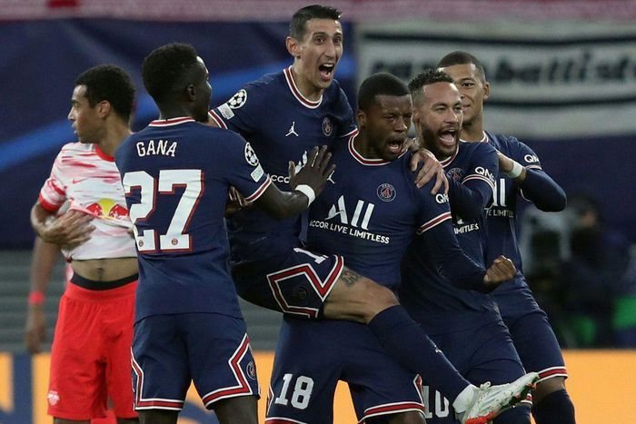 Paris Saint-Germain midfielder Georginio Wijnaldum (C) celebrates scoring at RB Leipzig on Wednesday