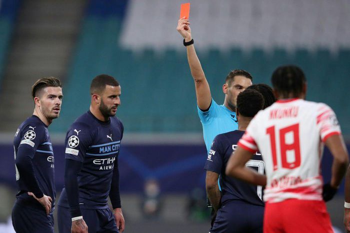 Manchester City defender Kyle Walker (2nd L) is sent off at RB Leipzig