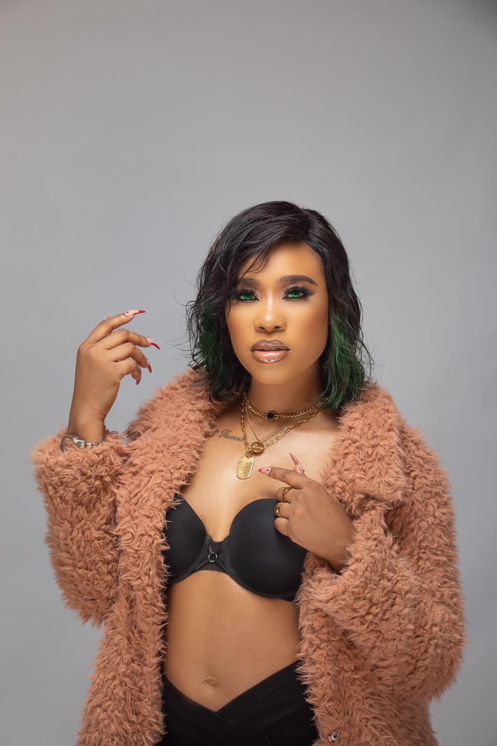 On New Single ‘Far’, Pearl Cardy is Unapologetically Head Over Heels .