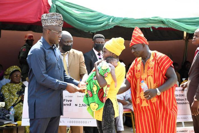 Gov Makinde donates N325m to families slain Amotekun corps members in Oyo State.