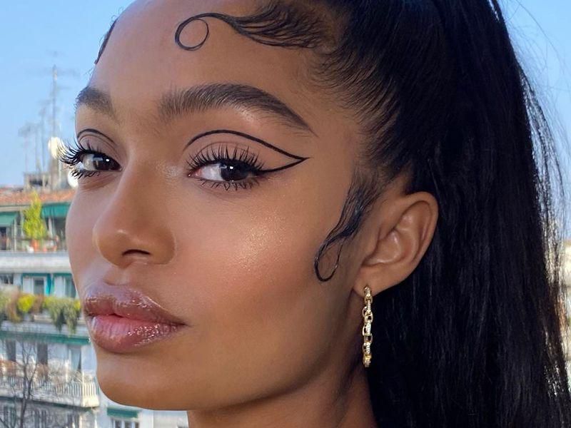 Double winged eyeliner on Yara Shahidi [byrdie]