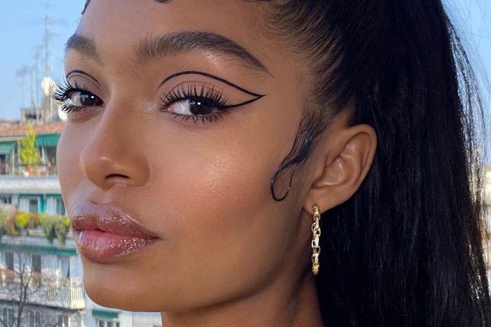 Double winged eyeliner on Yara Shahidi [byrdie]