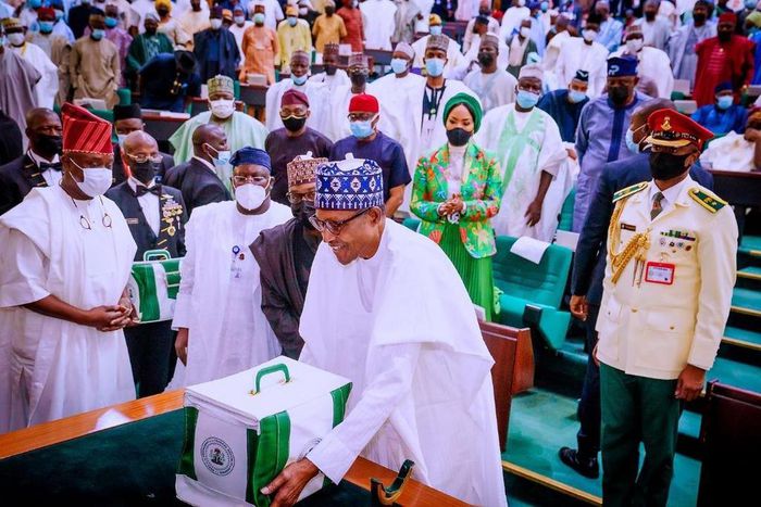 President Muhammadu Buhari presents N16.39trn 2022 Budget proposal to joint session of NASS. [Twitter-Punch]
