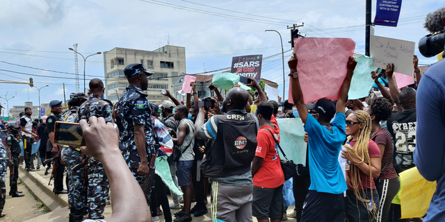 Nigerian youths protesting against police misconduct (Pulse)