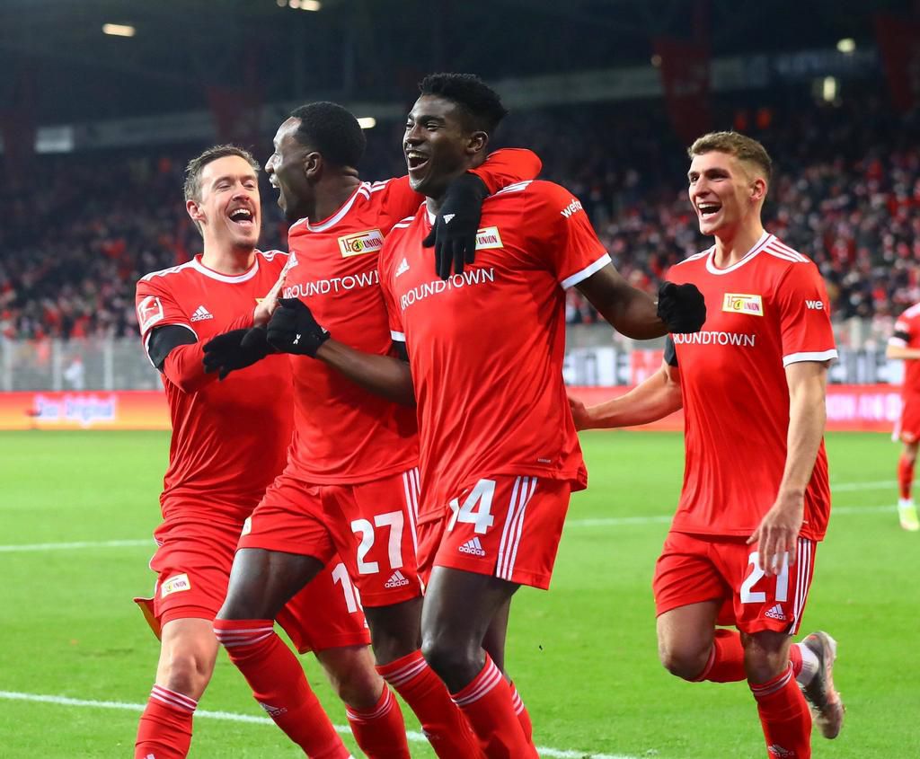 Taiwo Awoniyi celebrates his 9th Bundesliga goal with his teammates.