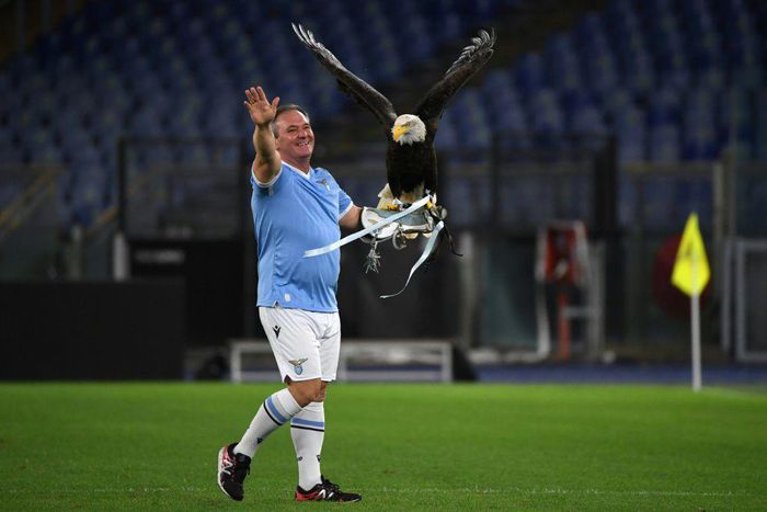 Juan Bernabe holds Lazio mascot Olimpia before their Europa League match with Lokomotiv Moscow