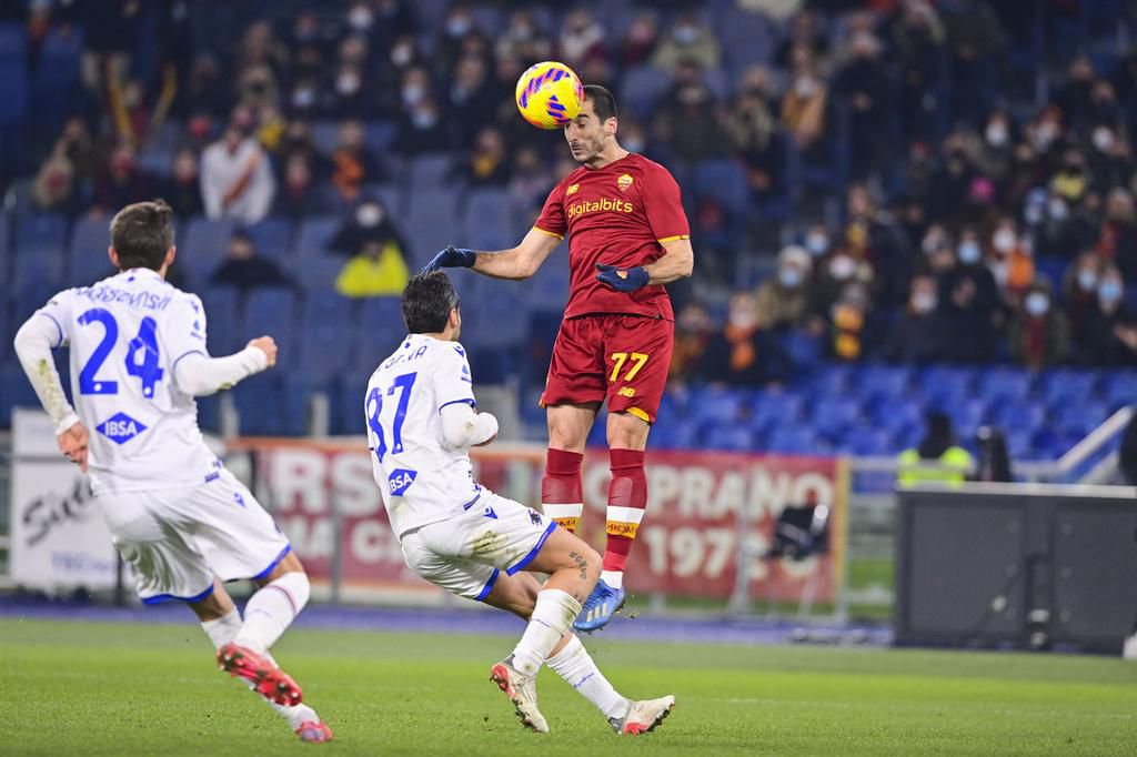 Henrikh Mkhitaryan heads the ball during the game against Sampdoria at the Stadio Olimpico. (Photo credit: AS Roma/Twiter)